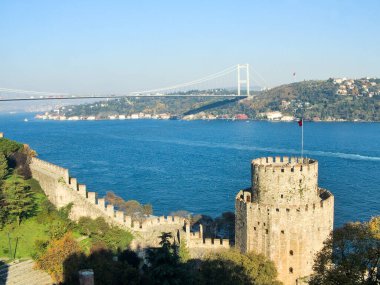 İstanbul 'daki Rumeli Kalesi (Hisari), Boğaz ve Fatih Sultan Köprüsü manzarası