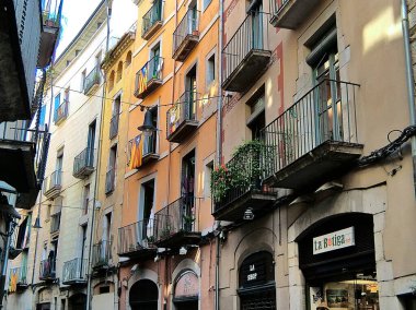 Girona, İspanya - 27 Eylül 2015 - Şehrin eski bölümündeki ev