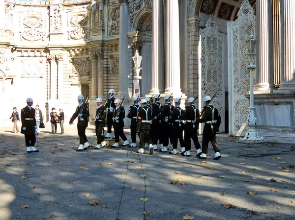 Istanbul Türkei November 2006 Vor Den Toren Des Dolmabahce Palastes — Stockfoto