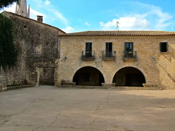Girona Egyik Kis Ókori Tére Balra Szent Fülöp Templom Harangtornya — Stock Fotó