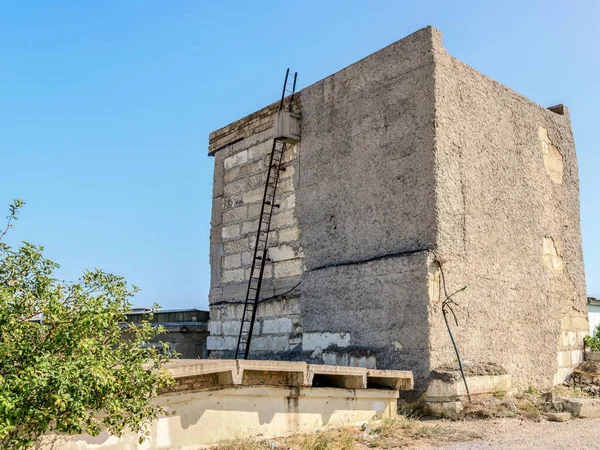 Een Vreemd Gebouw Zonder Ramen Deuren Met Een Ladder — Stockfoto