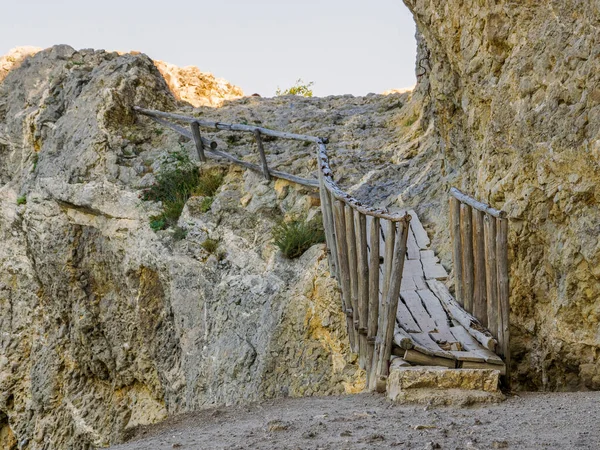 Dřevěný Most Horách Strmého Útesu — Stock fotografie