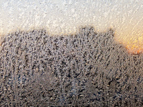 朝の窓に雪の冬のパターン 反対側の建物の破線の輪郭 — ストック写真