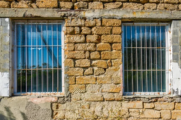 Два Окна Решетками Старом Кирпичном Доме Бывшее Промышленное Здание — стоковое фото