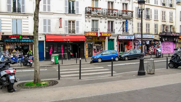 París Francia Marzo 2014 Boulevard Clichy Calle Luz Roja Numerosas — Foto de Stock