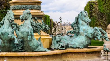 Paris 'teki Marco Polo bahçesindeki Gözlemevi Çeşmesi (Fontaine de l' Observatoire). Diğer isimler: Dünyanın Dört Parçalı Çeşmesi ya da Carpo Çeşmesi