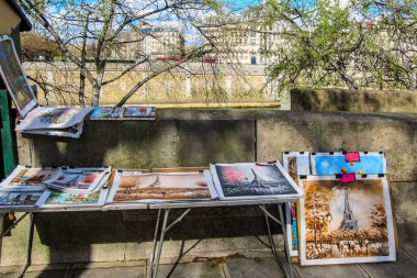 Paris, Fransa - 22 Mart 2014: Seine nehrinin sol kıyısındaki hediyelik eşya dükkanı. Paris manzaralı çizimler.