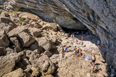 Sudak, Kırım - 10 Eylül 2020: Karadeniz kıyısında Chaliapin Grotto. Novy Svet köyünün yakınlarında.