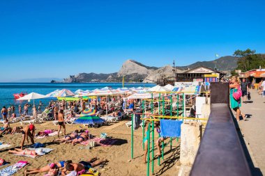 Sudak, Kırım - 11 Eylül 2020: Şehrin doğu kesiminde seddi ve sahili. Ceneviz Kalesi ve Novy Svet köyü kadar uzakta.