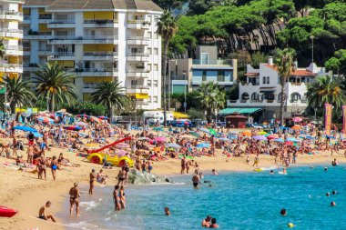 Lloret de Mar, İspanya - 20 Eylül 2015: Costa Brava. Fenals plajı. Tatil köyünün en büyük ikinci plajı.
