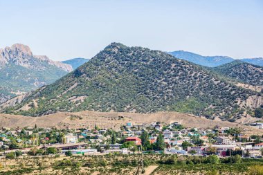 Sudak, Kırım - 19 Eylül 2020: Dağları, üzüm bağlarını ve kasabanın kendisini görmek. Massandra şaraphanesinin sağ alt köşesinde.