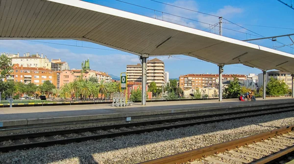 2015年9月27日スペイン カタルーニャ州ジローナ市 市内の近代的なエリアを見下ろす鉄道駅のホーム — ストック写真