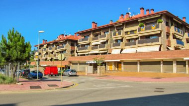 Lloret de Mar, Katalonya, İspanya - 21 Eylül 2015: Kosta Brava 'da bir tatil köyündeki modern yerleşim alanı