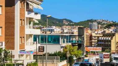 Lloret de Mar, Katalonya, İspanya - 20 Eylül 2015: Kosta Brava 'da bir tatil köyündeki modern yerleşim alanı