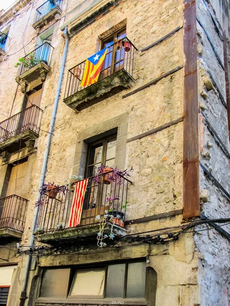 スペインのジローナにバルコニーとカタルーニャの旗を持つ古代の建物 — ストック写真