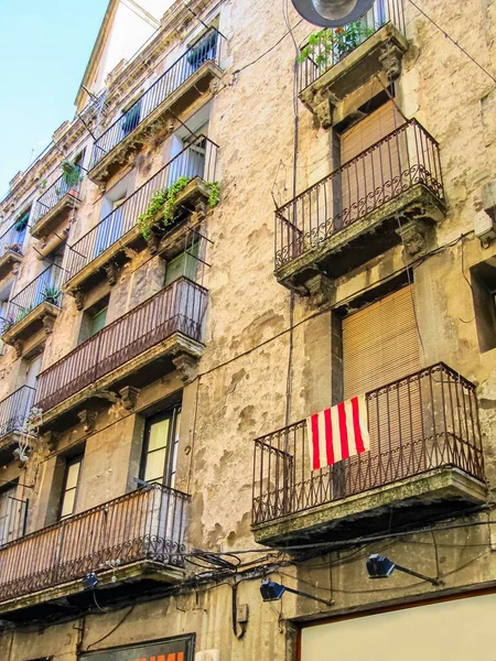 İspanya, Girona 'da balkonları ve Katalan bayrakları olan antik bir bina.