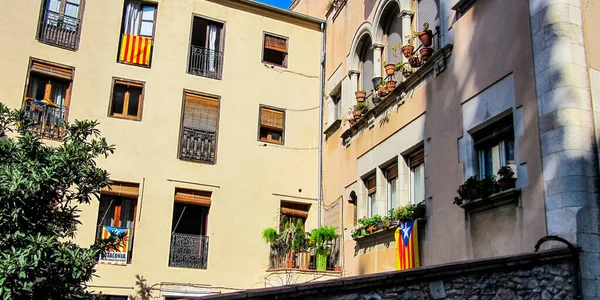 Girona Catalunha Espanha Setembro 2015 Fachadas Edifícios Residenciais Com Bandeiras — Fotografia de Stock