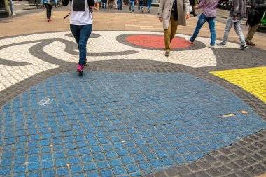 Barcelona 'daki Las Ramblas' da yoldan geçenlerin ayakları altında Joan Miro 'nun mozaiği