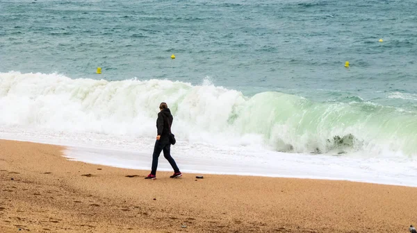 Lloret Mar Španělsko Září 2015 Žena Tmavých Šatech Písečné Pláži — Stock fotografie