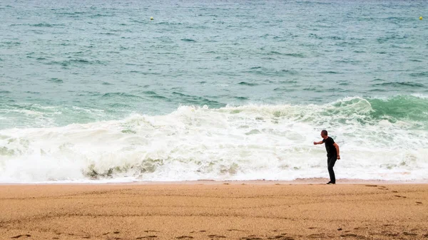 Lloret Mar Španělsko Září 2015 Muž Tmavých Šatech Písečné Pláži — Stock fotografie