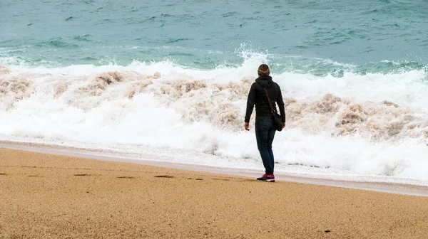 Льорет Мар Испания Сентября 2015 Женщина Темной Одежде Песчаном Пляже — стоковое фото