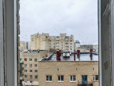 Tuğla binalara bakan eski bir pencerenin camında yağmur damlaları