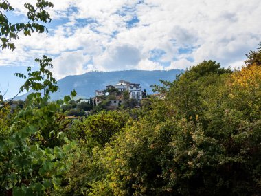 Gurzuf 'un doğu yakasındaki evler bulutlu bir gökyüzünün arka planına karşı pitoresk bir tepe üzerindedir. Kırım