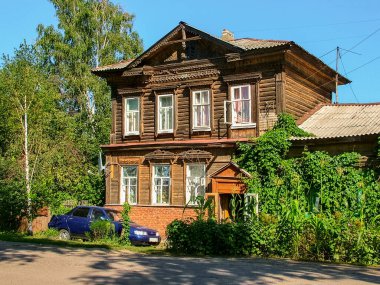 Tambov, Rusya - 7 Ağustos 2011: Yeşil yeşillik çerçeveli eski ahşap ev