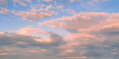 Gün batımında bulutlu bir gökyüzü. Pastel gölgeler.