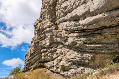 Renkli gökyüzünün arka planında kayalar var. Kırım