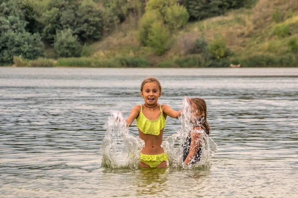 Duas Meninas Brincando Lago Fazendo Salpicos Água — Fotografia de Stock