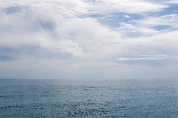 Лазурное Море Небо Облаками Вдалеке Байдарках Водятся Два Человека Черное — стоковое фото