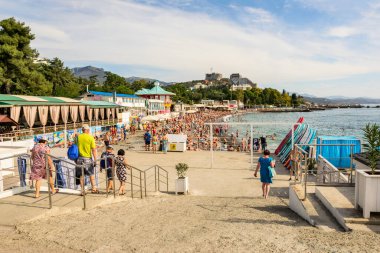 Alushta, Kırım Cumhuriyeti - 11 Eylül 2021: Alushta 'daki Central City plajı, şehrin en kalabalık plajı.