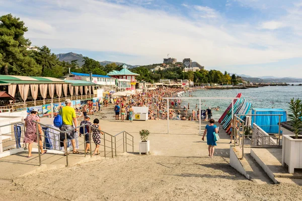 Alushta, Kırım Cumhuriyeti - 11 Eylül 2021: Alushta 'daki Central City plajı, şehrin en kalabalık plajı.