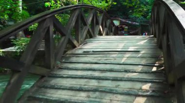 Ciudad Valles, Huasteca Potosina 'daki Micos Şelalelerini keşfedin. Ahşap köprü şelaleleri ve doğayı çevreleyen harika bir manzara sunuyor. Dışarıda eğlenmek için mükemmel bir yer..