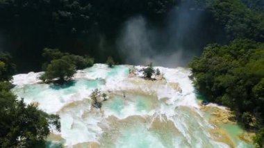 Cascada de Tamul tropikal bitkilerle çevrili yüksek bir uçurumdan düşen güçlü su gösteriyor. İnsanlar bu doğal alanın güzelliğini San Luis Potosi, Meksika 'da yaşıyorlar..
