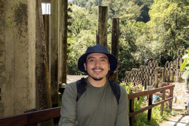 Xilitla 'daki Castillo de Edward James' te bir kişi duruyor. Bu konumda gerçeküstü beton yapılar ve verimli tropikal bitkiler bulunur. Birçok ziyaretçi manzaranın tadını çıkarırken bölgeyi keşfediyor.