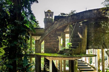 Ziyaretçiler, zengin tropikal bitki örtüsüyle çevrili Castillo de Edward James 'in Xilitla' daki eşsiz beton yapısını keşfediyorlar. Bu site doğadaki gerçeküstü mimariye bir bakış sunuyor..