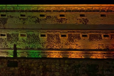 Meksika, Guanajuato 'daki Alhondiga de Granaditas' ın duvarında parlak ışıklar parlıyor. Renkler bu simgenin tarihini ve önemini yansıtıyor..