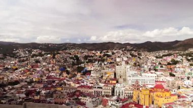 Guanajuato, Meksika 'daki Hidalgo Market' in hareketli atmosferini keşfedin. Sokak satıcıları yiyecek sunarken, ışıklar etraftaki binaları aydınlatıyor..