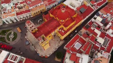 Guanajuato, Meksika 'daki Hidalgo Market' in hareketli atmosferini keşfedin. Sokak satıcıları yiyecek sunarken, ışıklar etraftaki binaları aydınlatıyor..