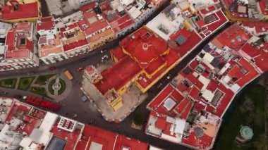 Guanajuato, Meksika 'daki Hidalgo Market' in hareketli atmosferini keşfedin. Sokak satıcıları yiyecek sunarken, ışıklar etraftaki binaları aydınlatıyor..