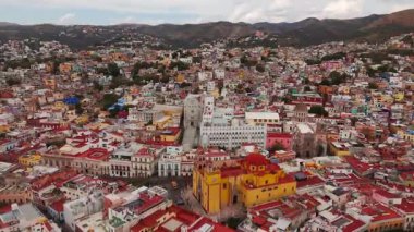 Guanajuato, Meksika 'daki Hidalgo Market' in hareketli atmosferini keşfedin. Sokak satıcıları yiyecek sunarken, ışıklar etraftaki binaları aydınlatıyor..