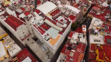 Guanajuato, Meksika 'daki Hidalgo Market' in hareketli atmosferini keşfedin. Sokak satıcıları yiyecek sunarken, ışıklar etraftaki binaları aydınlatıyor..