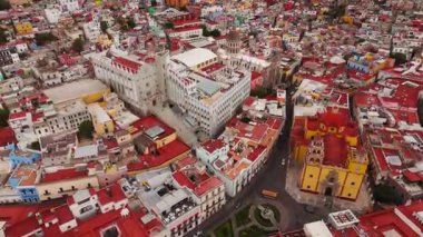 Guanajuato, Meksika 'daki Hidalgo Market' in hareketli atmosferini keşfedin. Sokak satıcıları yiyecek sunarken, ışıklar etraftaki binaları aydınlatıyor..