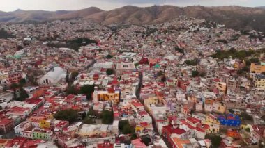 Guanajuato, Meksika 'daki Hidalgo Market' in hareketli atmosferini keşfedin. Sokak satıcıları yiyecek sunarken, ışıklar etraftaki binaları aydınlatıyor..