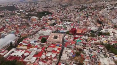 Guanajuato, Meksika 'daki Hidalgo Market' in hareketli atmosferini keşfedin. Sokak satıcıları yiyecek sunarken, ışıklar etraftaki binaları aydınlatıyor..