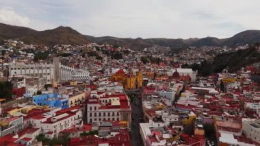 Guanajuato, Meksika 'daki Hidalgo Market' in hareketli atmosferini keşfedin. Sokak satıcıları yiyecek sunarken, ışıklar etraftaki binaları aydınlatıyor..