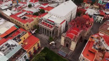 Guanajuato, Meksika 'daki Hidalgo Market' in hareketli atmosferini keşfedin. Sokak satıcıları yiyecek sunarken, ışıklar etraftaki binaları aydınlatıyor..