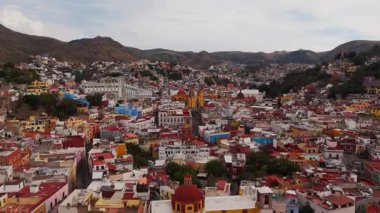 Guanajuato, Meksika 'daki Hidalgo Market' in hareketli atmosferini keşfedin. Sokak satıcıları yiyecek sunarken, ışıklar etraftaki binaları aydınlatıyor..